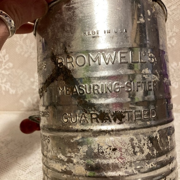 Vintage Metal Bromwell's 5 Cups Measuring Sifter Red wood Crank handle - Picture 9 of 13